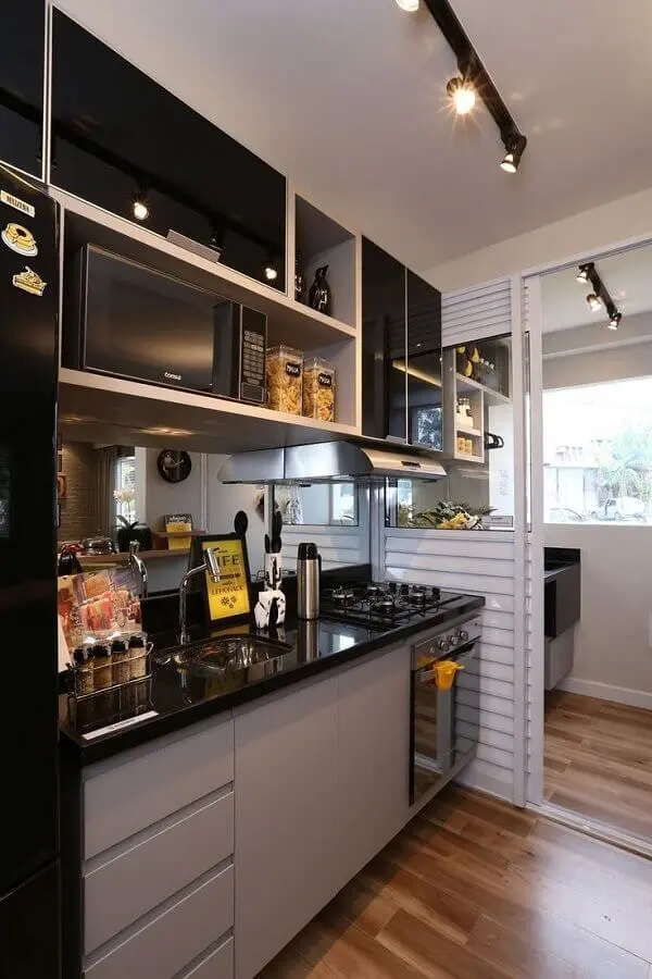 armário planejado para cozinha pequena decorada em preto e cinza Foto Pinterest