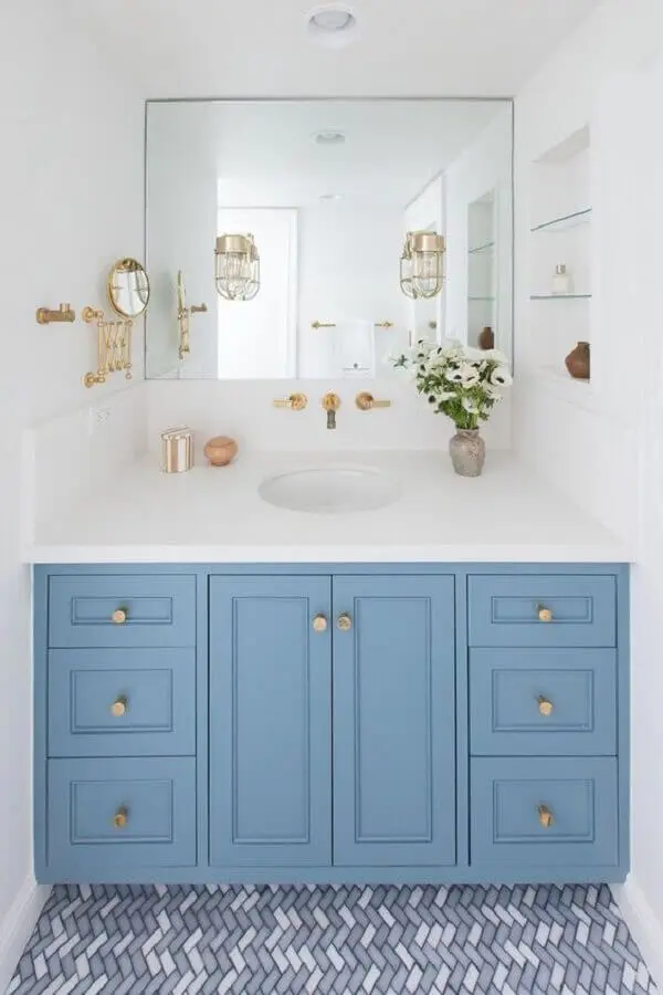 armário planejado para decoração de banheiro azul e branco Foto Decor Salteado