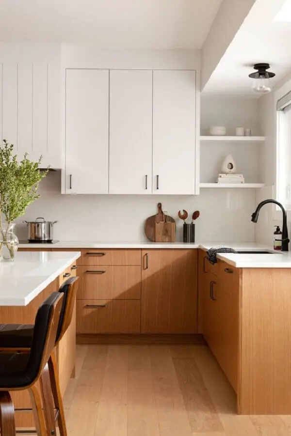 armário planejado para decoração de cozinha branca com madeira Foto The Haven List