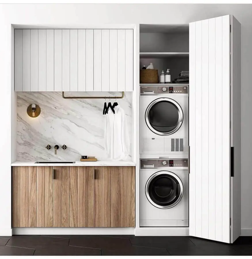 armário planejado para lavanderia pequena decorada com gabinete de madeira Foto Pinterest