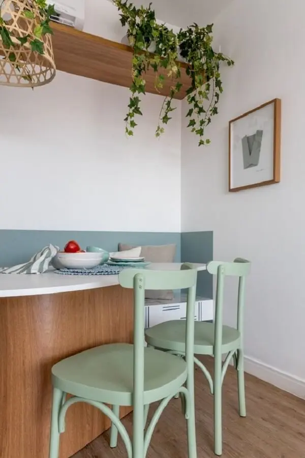balcão de cozinha decorado com cadeira verde claro Foto Jeito de Casa