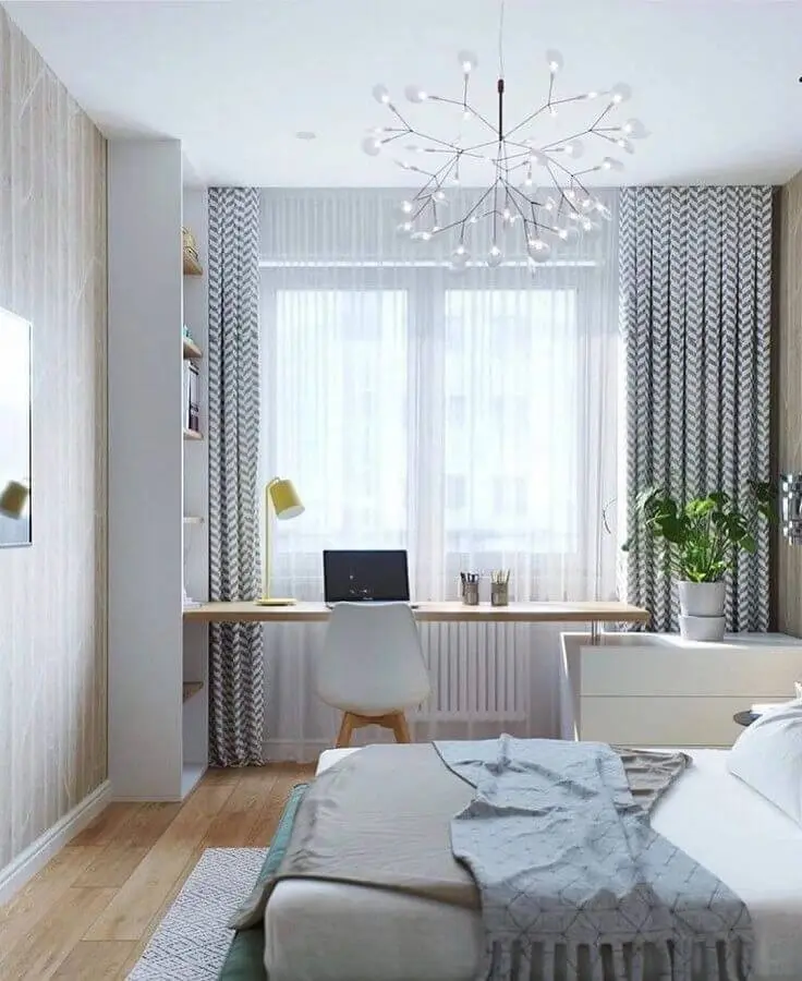 bancada de madeira para quarto com escritório decorado com lustre moderno Foto Pinterest