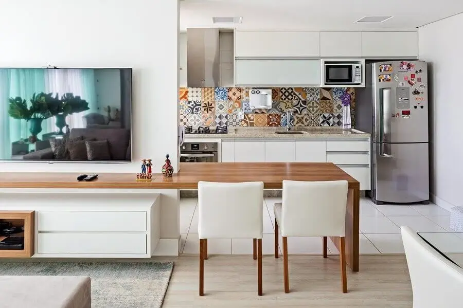 bancada de madeira planejada para decoração de sala integrada com cozinha estilo americana Foto Jeito de Casa