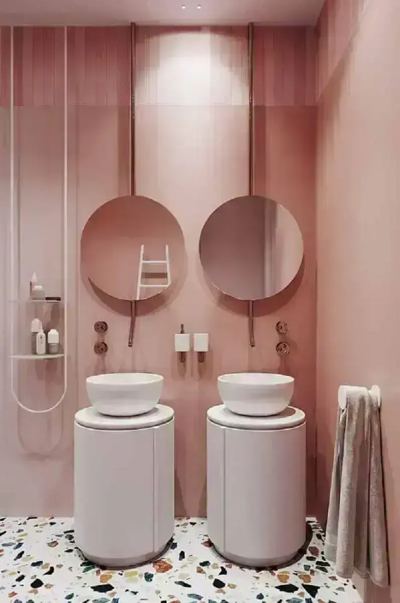 banheiro moderno decorado com espelho redondo e parede rosa chá Foto Pinterest