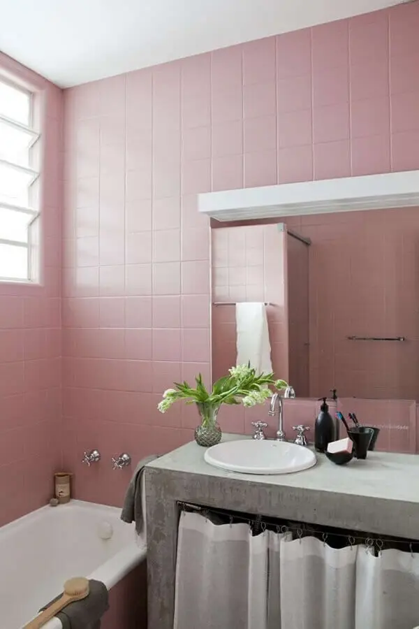 banheiro simples decorado com revestimento rosa chá Foto Sala C Arquitetura
