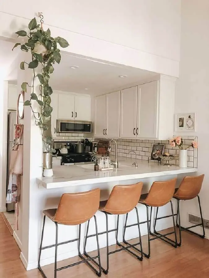 banqueta de couro para decoração de cozinha estilo americana branca planejada Foto Pinterest