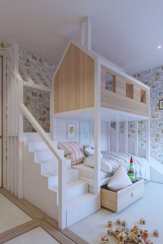 Beliche planejada de madeira com formato de casinha na cama de cima