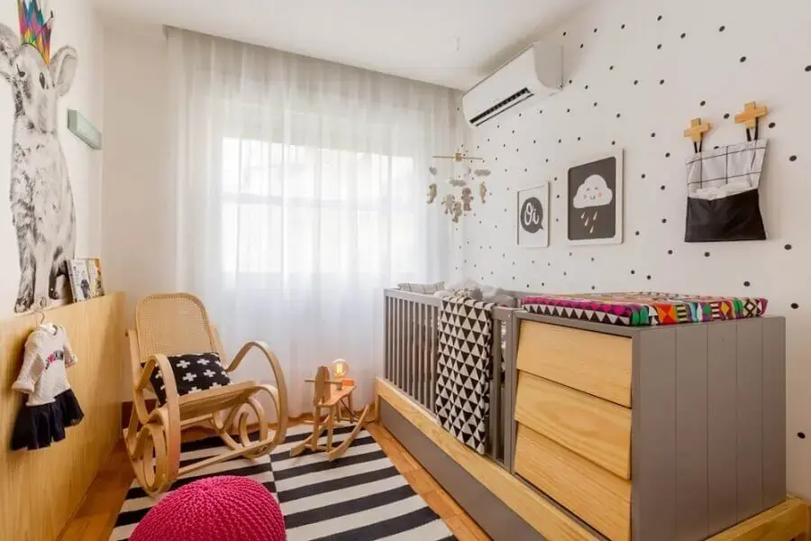 berço com cômoda e trocador para quarto de bebê decorado com tapete listrado preto e branco Foto NaToca Design