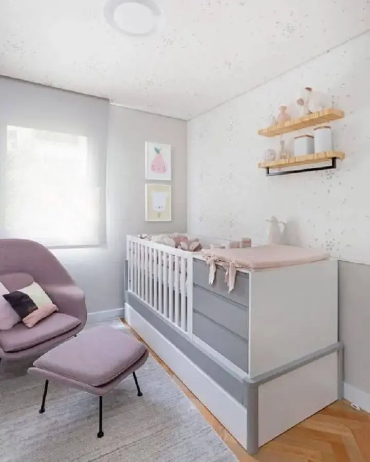 berço com cômoda e trocador para quarto de bebê decorado em cores claras Foto Pinterest