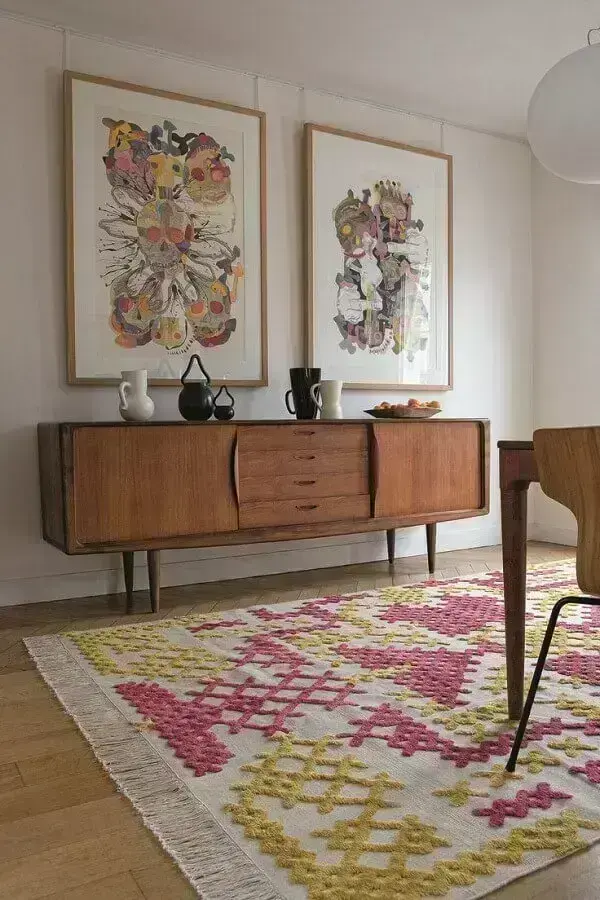buffet de madeira para decoração de sala com tapete grande e colorido Foto Pinterest