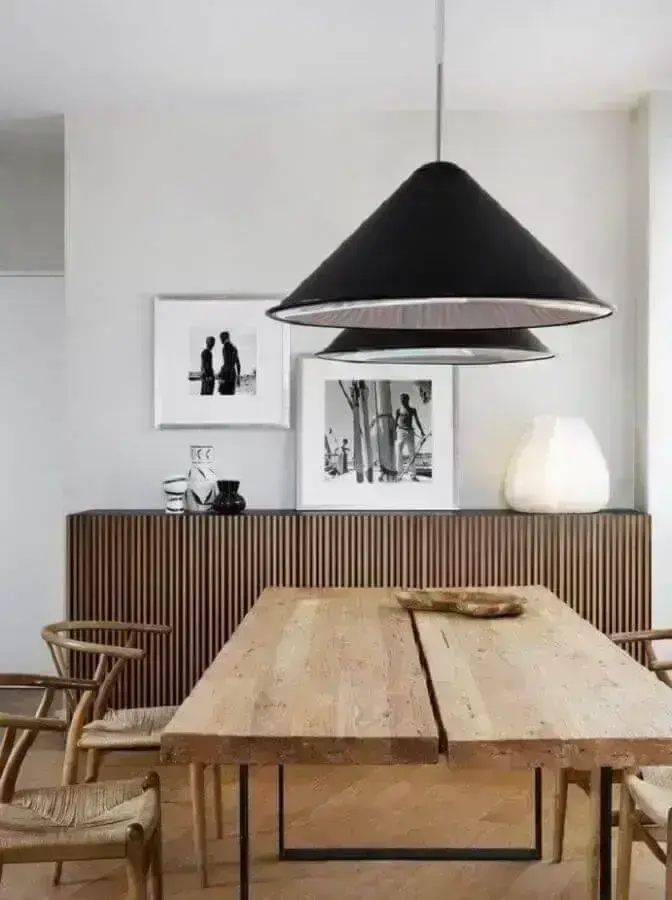 buffet de madeira para sala de jantar branca decorada com mesa rústica e pendente preto Foto Futurist Architecture