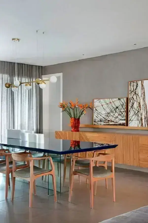 buffet de madeira para sala de jantar moderna decorada com parede de cimento queimado Foto Iná Arquitetura