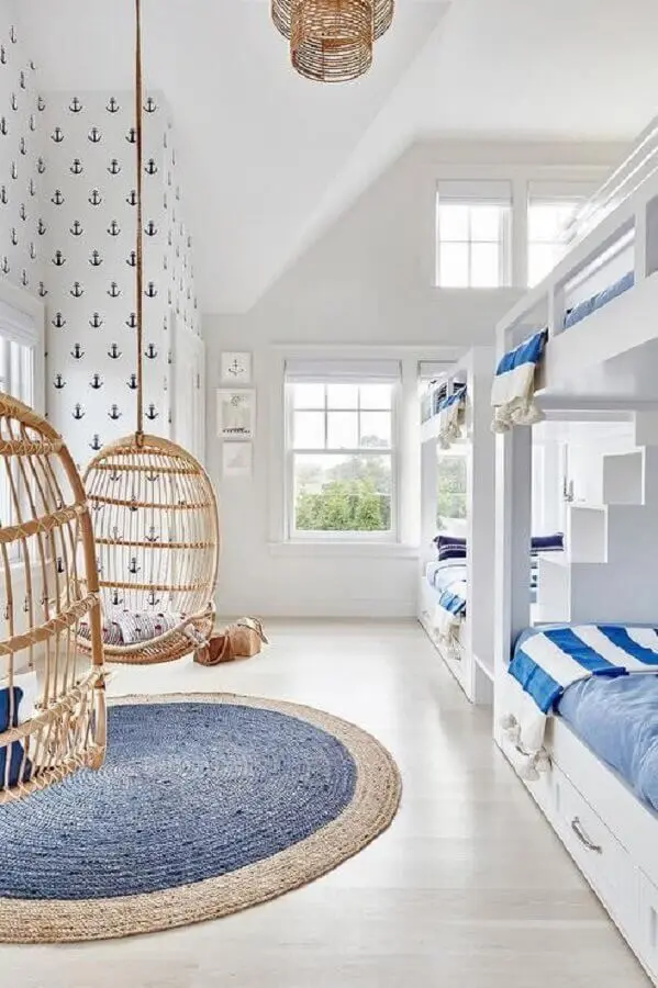 cadeira de balanço suspensa para decoração de quarto infantil branco e azul Foto Arquitrecos