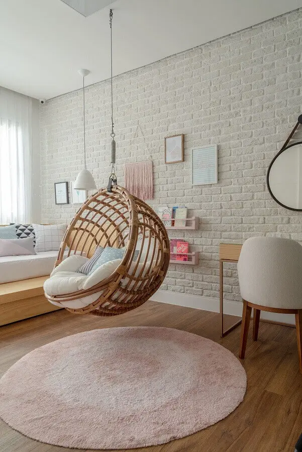 cadeira de balanço suspensa para quarto decorado com parede tijolinho branco Foto Hana Lerner Arquitetura
