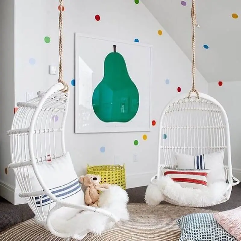cadeira de balanço suspensa para quarto infantil branco decorado com bolinhas coloridas para parede Foto Casa Très Chic