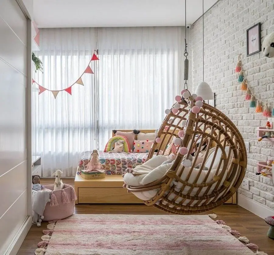 cadeira de balanço suspensa para quarto infantil decorado com parede tijolinho branco Foto Hana Lerner Arquitetura