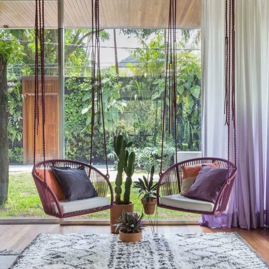 Cadeira de balanço suspensa para sala decorada com porta de vidro grande Foto Hana Lerner Arquitetura
