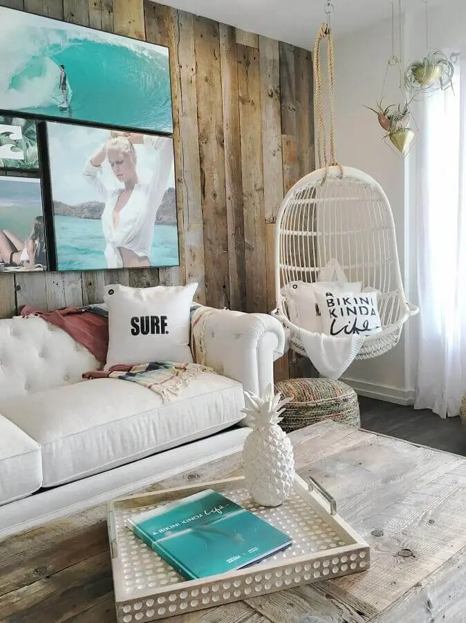 Cadeira de balanço suspensa para sala decorada com sofá branco e parede rústica de madeira Foto Billabong Women's