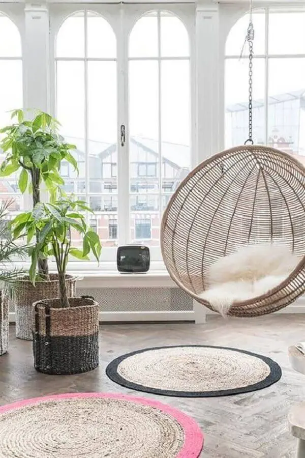 Cadeira de balanço suspensa para sala decorada com vasos de chão  Foto Pinterest