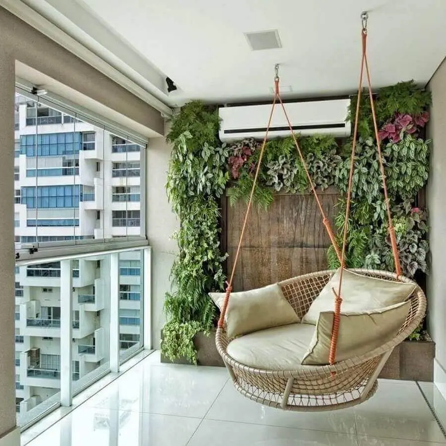 cadeira de balanço suspensa para varanda de apartamento decorada com jardim vertical  Foto Pinterest