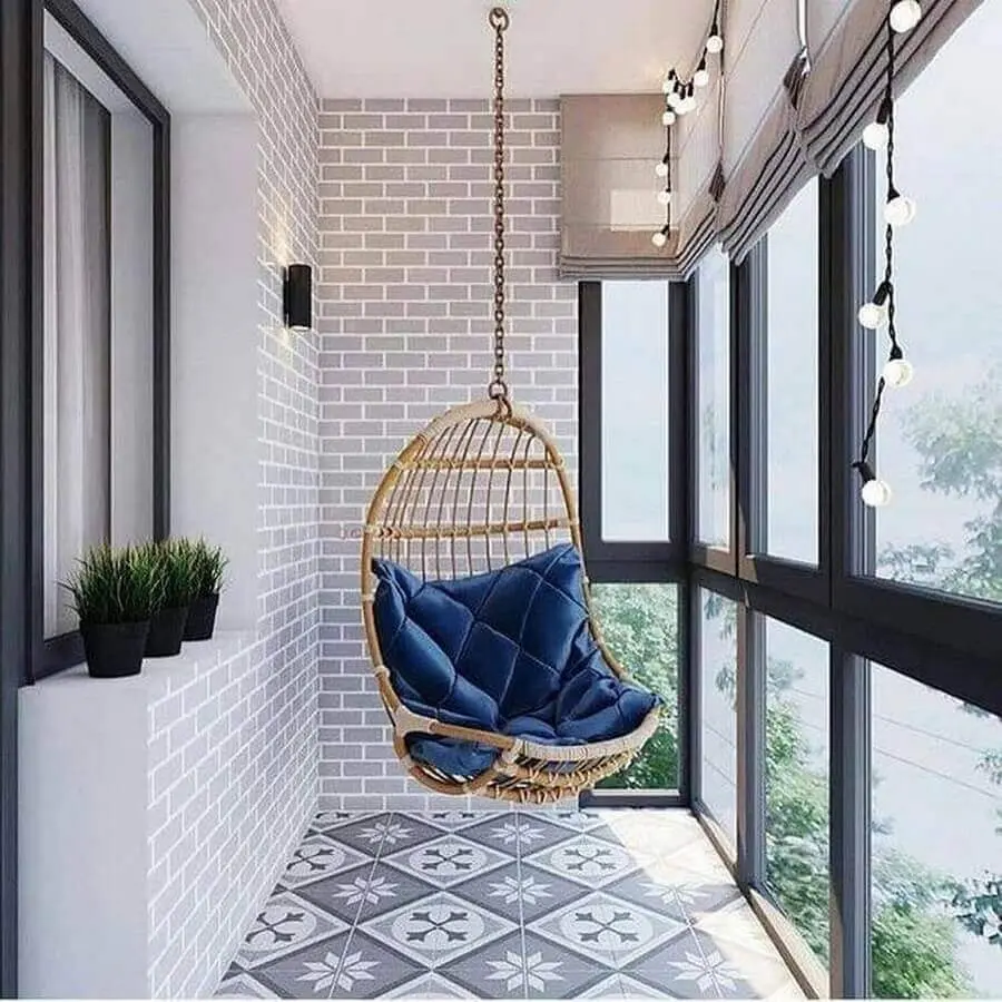 Cadeira de balanço suspensa para varanda pequena decorada com piso antigo Foto Pinterest