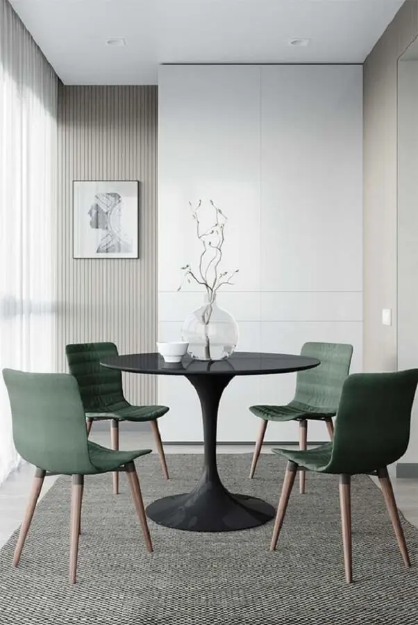 cadeira de jantar verde para decoração de sala de jantar minimalista com mesa redonda Foto Jeito de Casa
