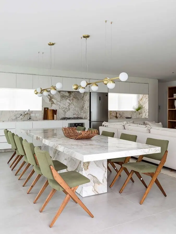 cadeira estofada verde para sala de jantar branca moderna decorada com mesa de mármore  Foto Casa de Valentina