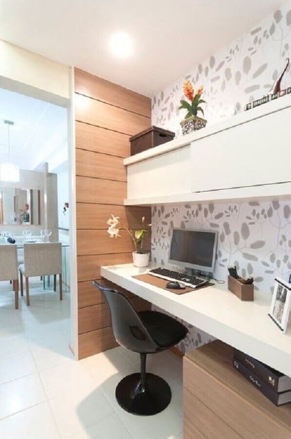 Cadeira preta para home office na sala pequena com móveis brancos