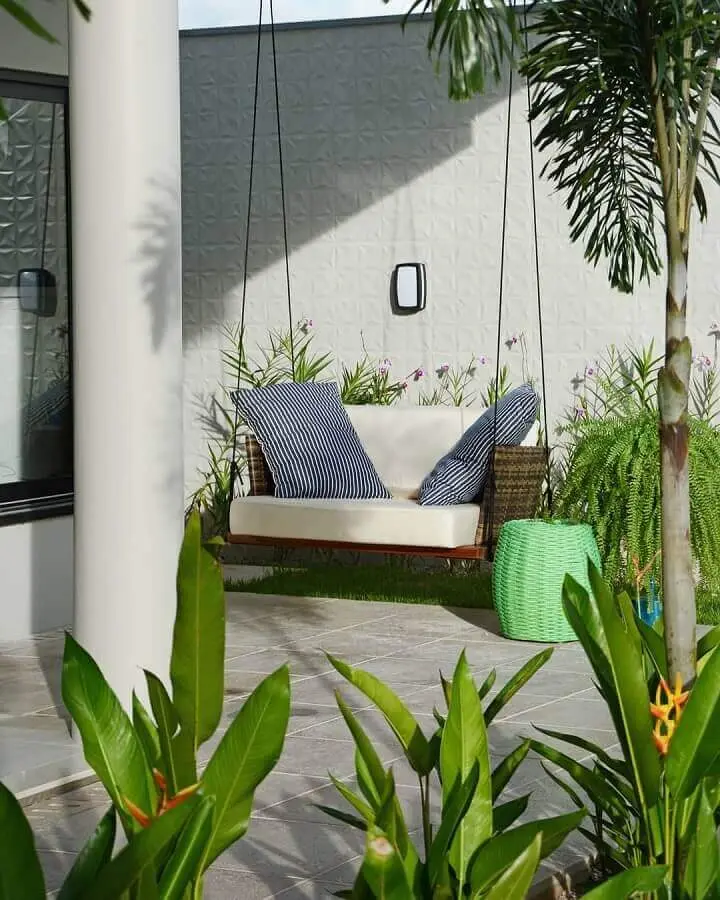 Cadeira suspensa de balanço para varanda decorada com jardim  Foto Giordano Rogoski Arquitetura