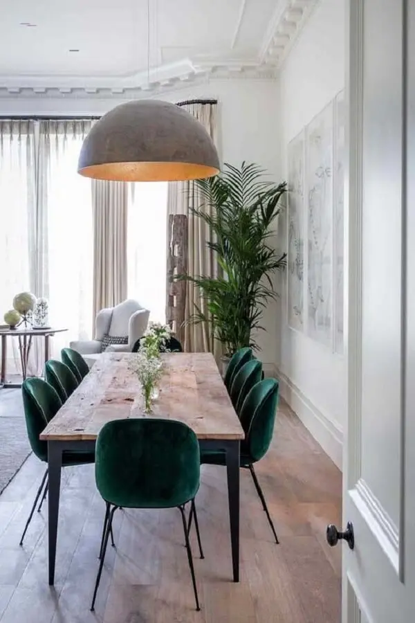 cadeira veludo verde escuro para decoração de sala de jantar com mesa rústica de madeira e ferro Foto Casa de Valentina