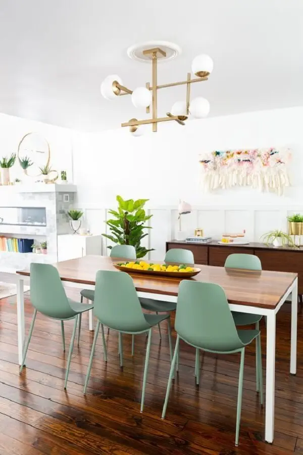 cadeira verde claro para decoração de sala de jantar com luminária moderna Foto Jeito de Casa