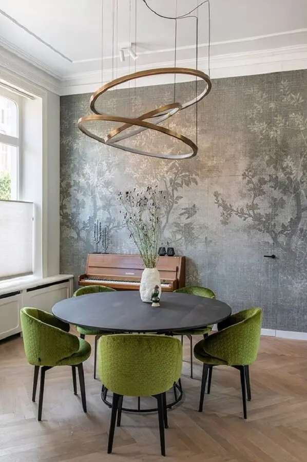 cadeira verde musgo estofada para decoração de sala de jantar com mesa redonda e lustre moderno Foto Futurist Architecture