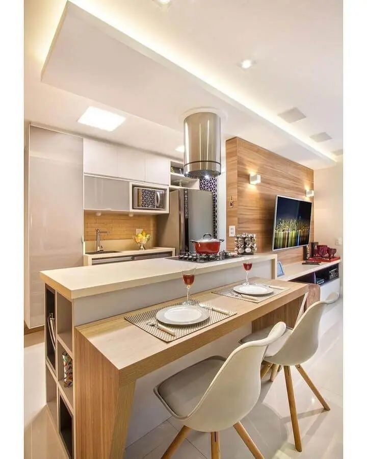cinza claro para decoração de cozinha estilo americana pequena com bancada de madeira Foto Pinterest