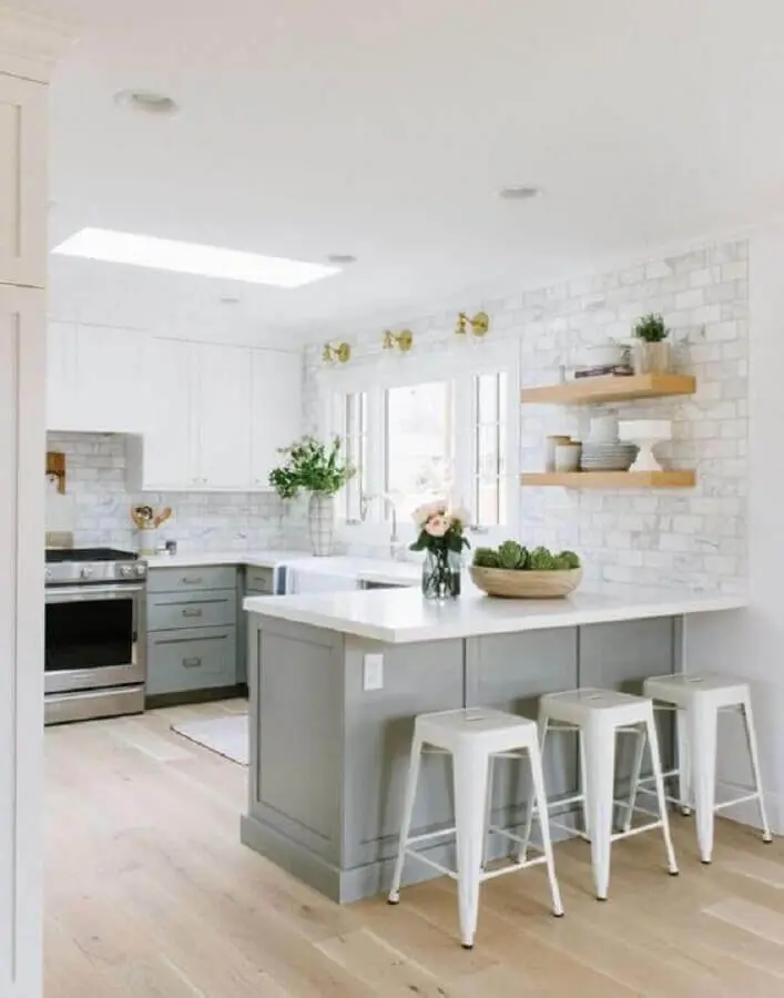 cores claras para decoração clássica de cozinha planejada estilo americana cinza e branca Foto Pinterest