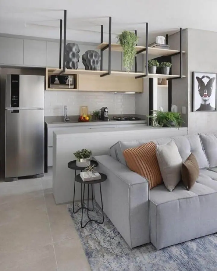 cozinha estilo americana cinza decorada com armário aéreo de madeira e prateleira industrial