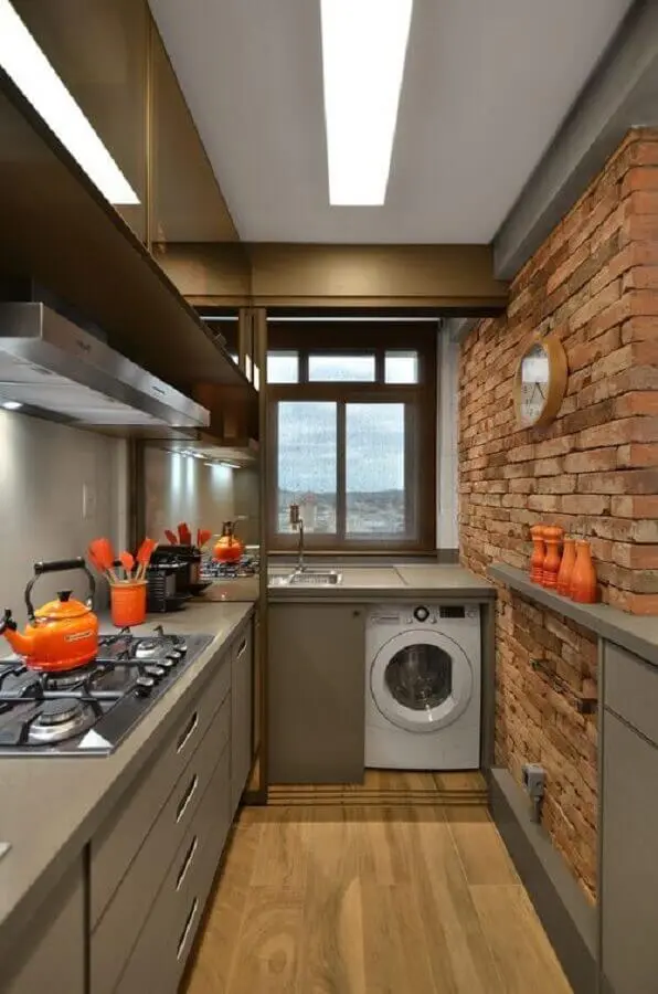 cozinha pequena decorada com armário planejado cinza e parede de tijolinho Foto Pinterest