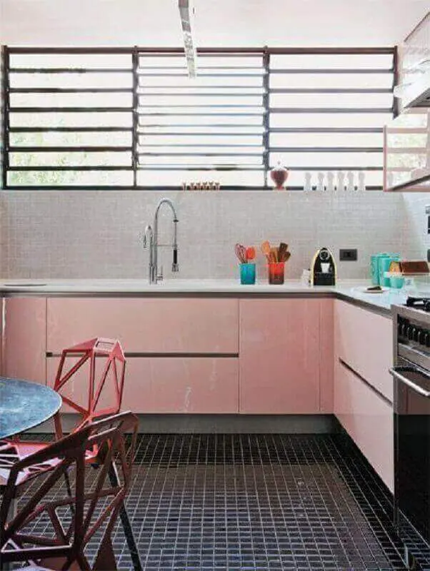 cozinha simples decorada com piso preto e gabinete rosa chá Foto Forma Design Interiores
