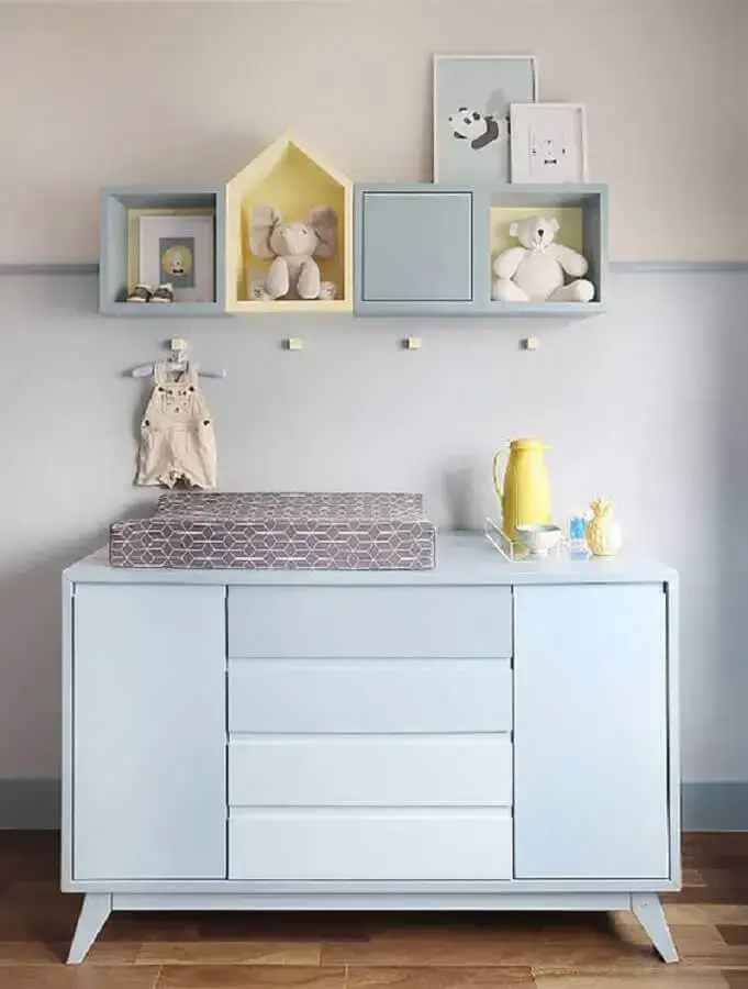 cômoda com trocador azul claro para decoração de quarto de bebê masculino Foto Constance Zahn