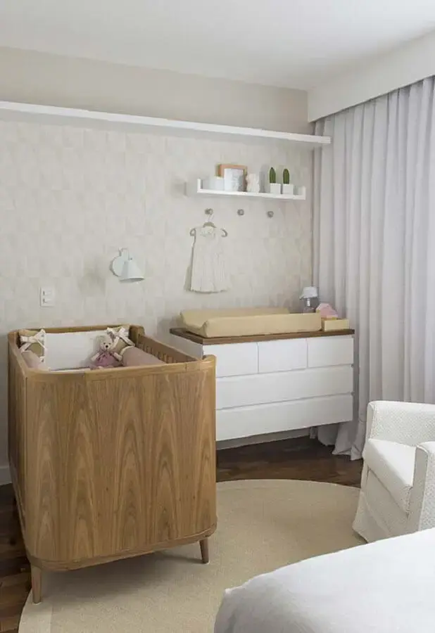 cômoda com trocador branca com madeira para decoração de quarto de bebê simples em cores neuras Foto Ideias Decor