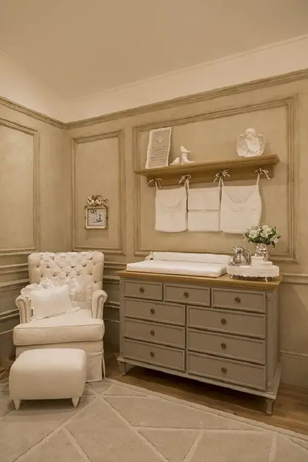 Cômoda com trocador cinza para decoração de quarto de bebê clássico Foto Constance Zahn