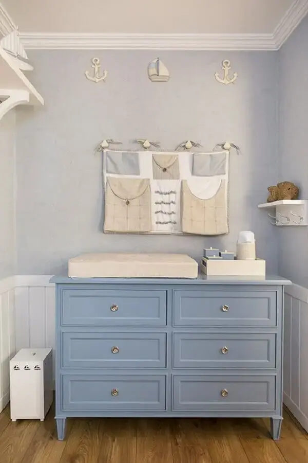 cômoda com trocador clássica azul para decoração de quarto de bebê Foto Carminatto