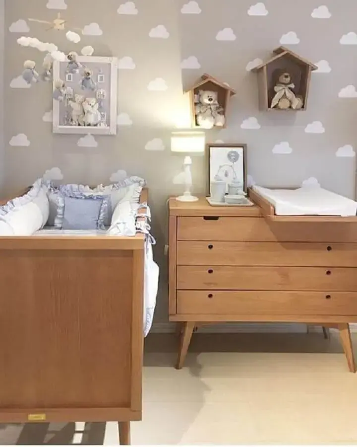 cômoda com trocador de madeira para quarto de bebê cinza decorado com papel de parede de nuvens Foto Histórias de Casa