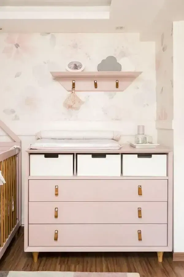 cômoda com trocador para decoração de quarto de bebê rosa Foto Lilibee