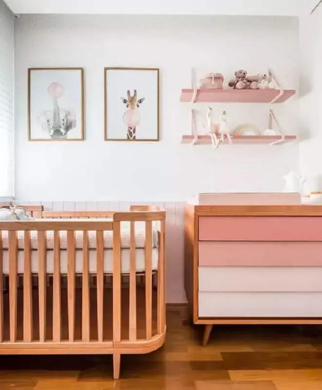 cômoda com trocador rosa com madeira para decoração de quarto de bebê feminino Foto Pinterest