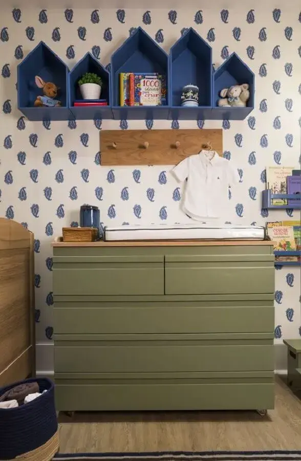 cômoda com trocador verde para decoração de quarto de bebê azul e branco Foto Quartos Etc.