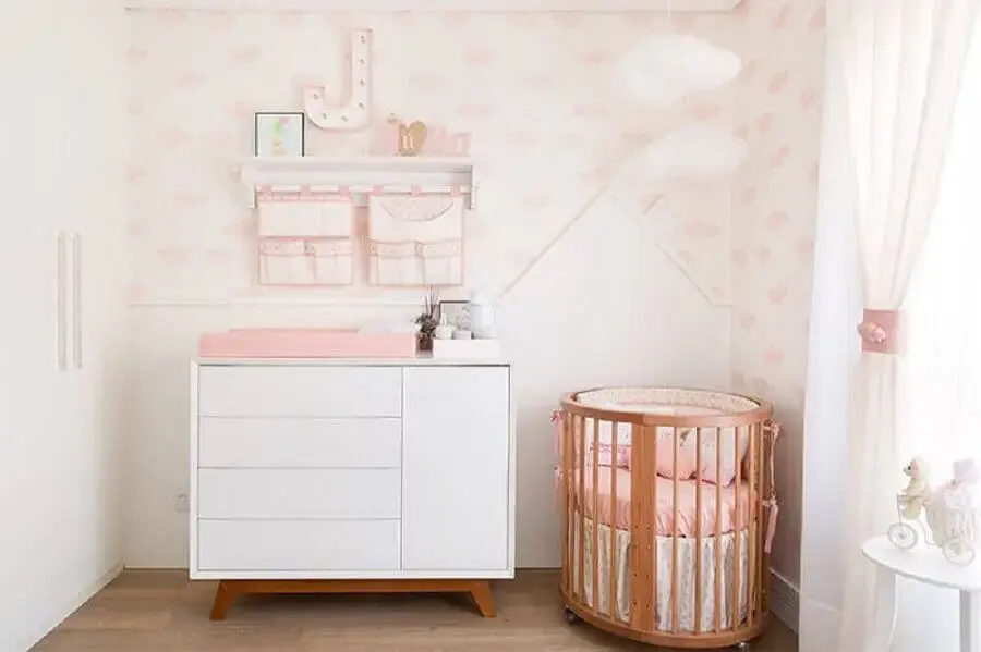 cômoda de bebê com trocador para quarto decorado com papel de parede delicado Foto Pinterest