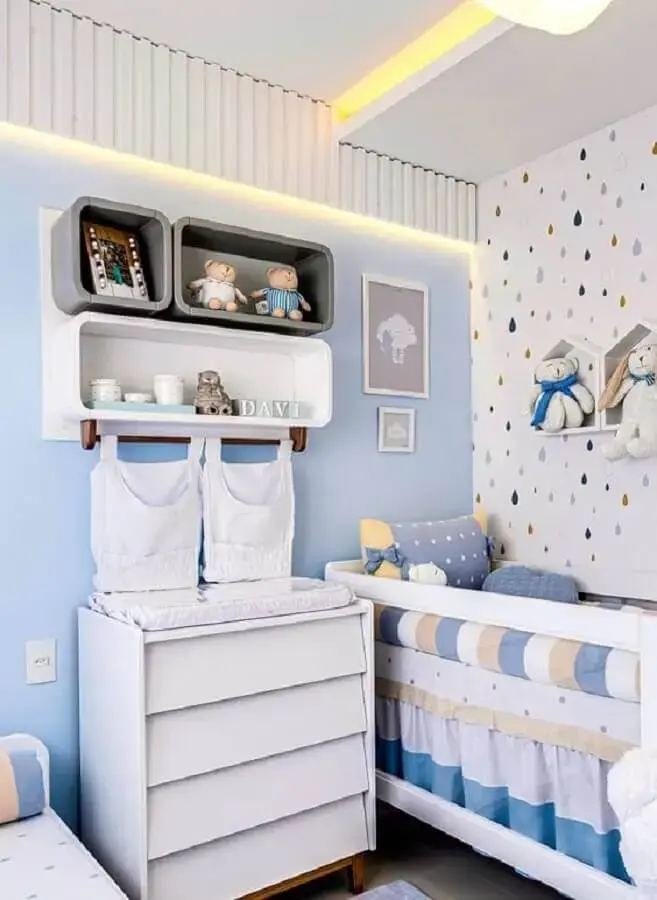 cômoda infantil com trocador para decoração de quarto de bebê azul e branco Foto Grão de Gente