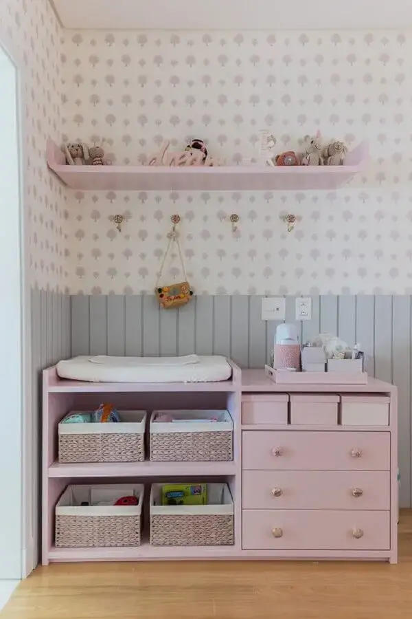 cômoda infantil com trocador para decoração de quarto de bebê feminino rosa e cinza Foto Vobibr