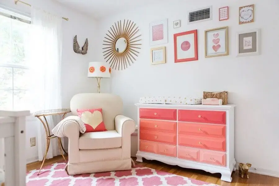cômoda para bebê com trocador para decoração de quarto branco e rosa Foto Pinterest