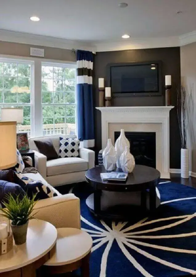 decoração azul e branco para sala com lareira clássica Foto Next Luxury